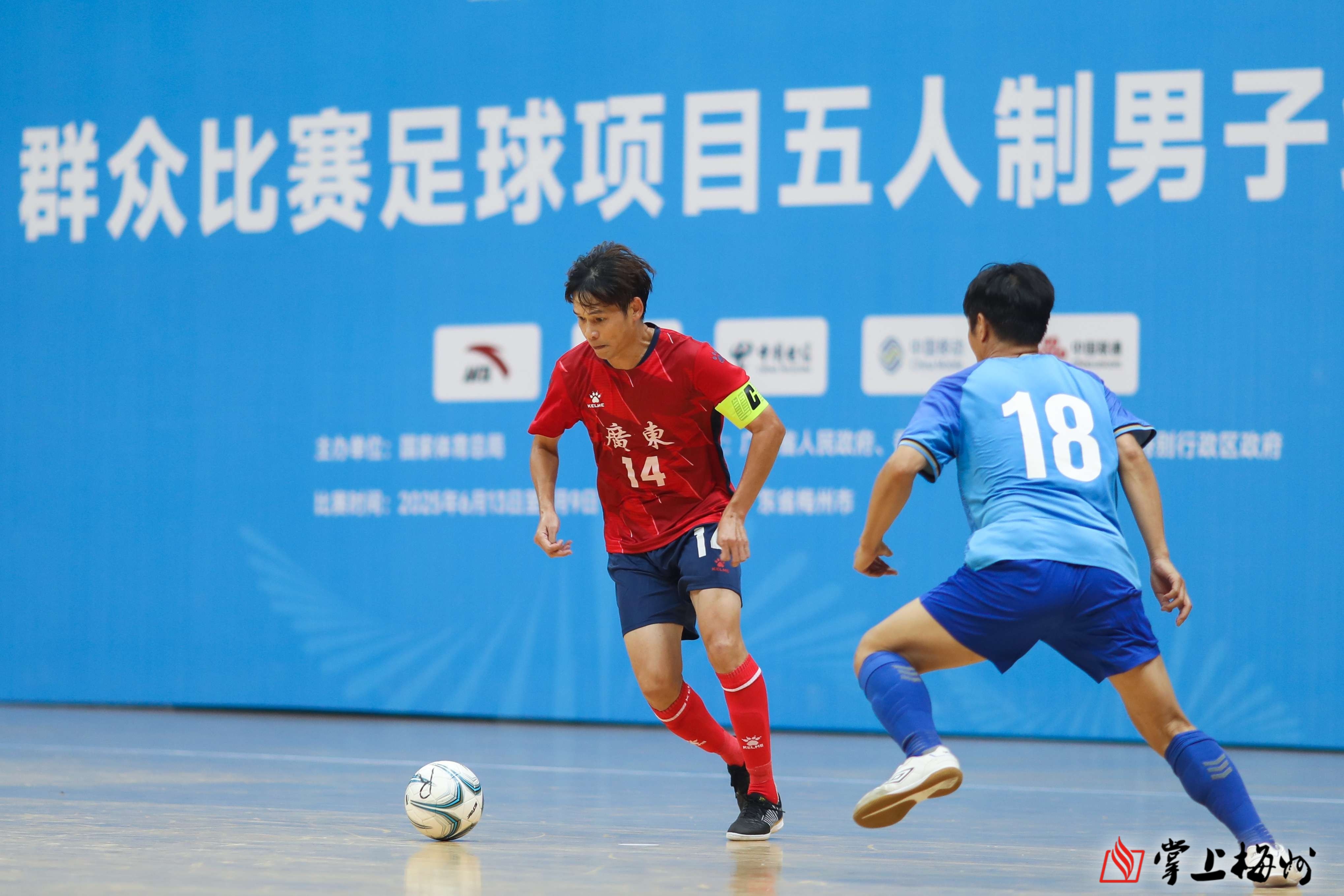 精彩足球比赛过后,球员们互致掌声 精彩足球比赛过后,球员们互致掌声