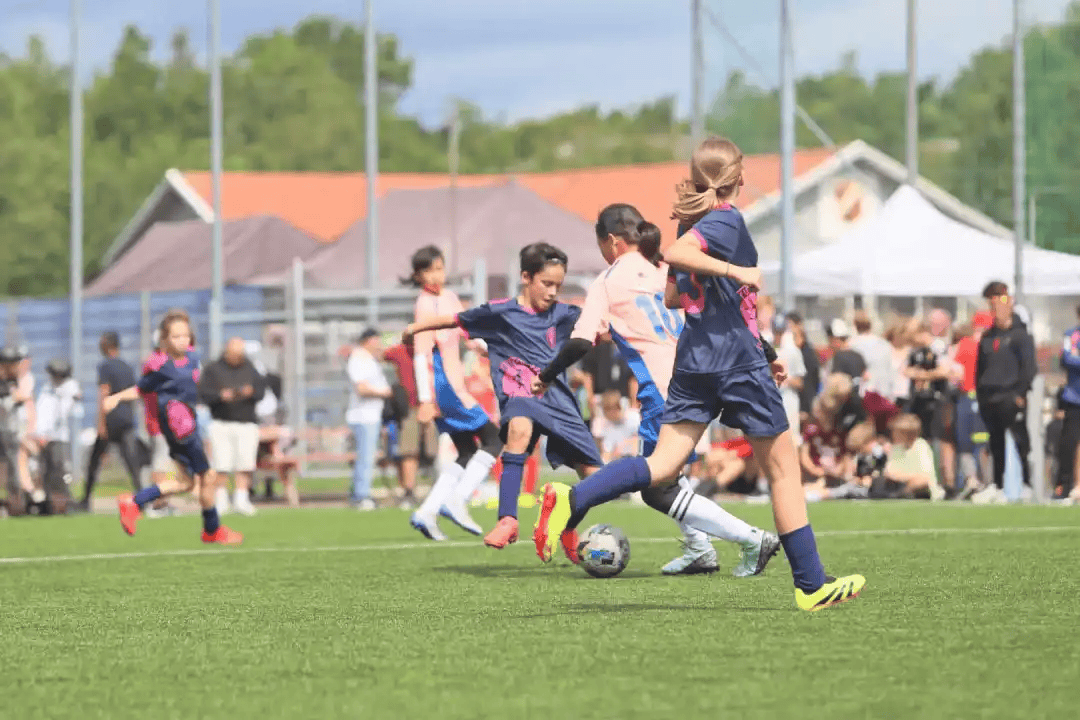 精彩足球比赛过后,球员们互致掌声 精彩足球比赛过后,球员们互致掌声