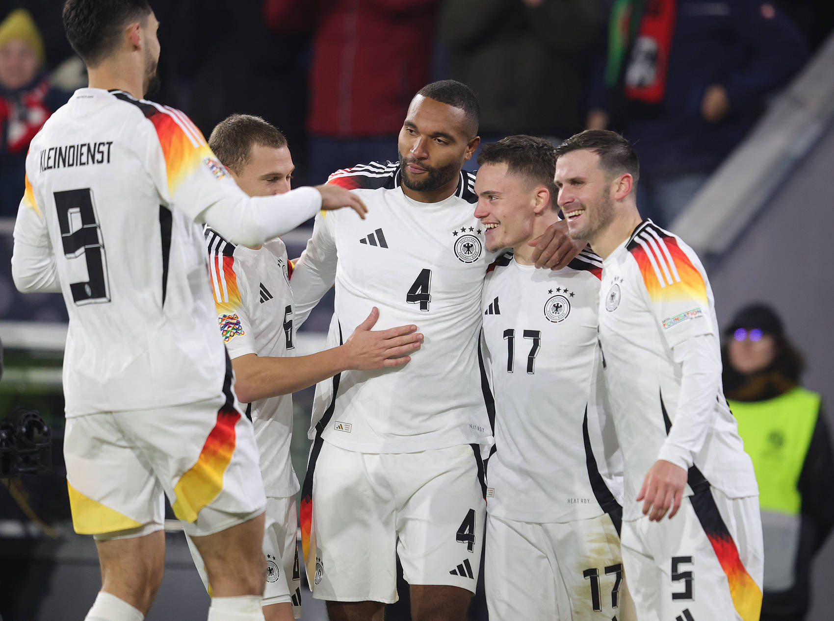 包含欧预赛强劲来袭，球队备战全力以赴的词条