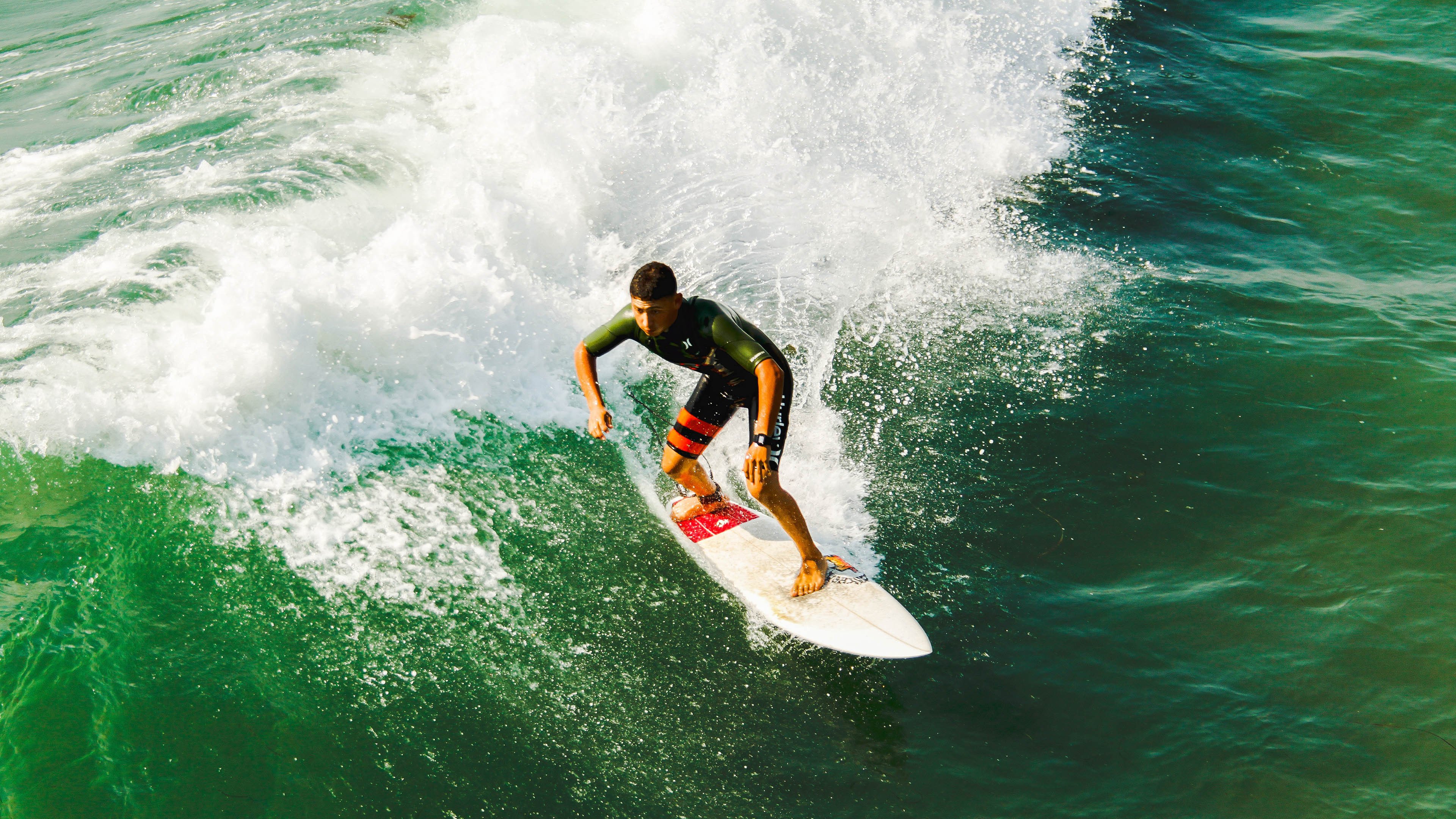 红牛雷霆破雷诺，汉密尔顿焰火耀赛道，一场改写F1格局的宿命对决